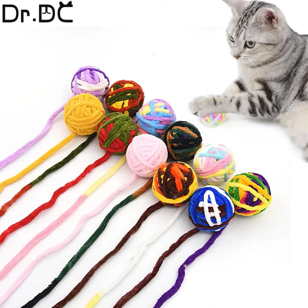 Colección de pelotas masticables de lana coloridas y autosuficientes para gatos, con varios colores y texturas de hilo.