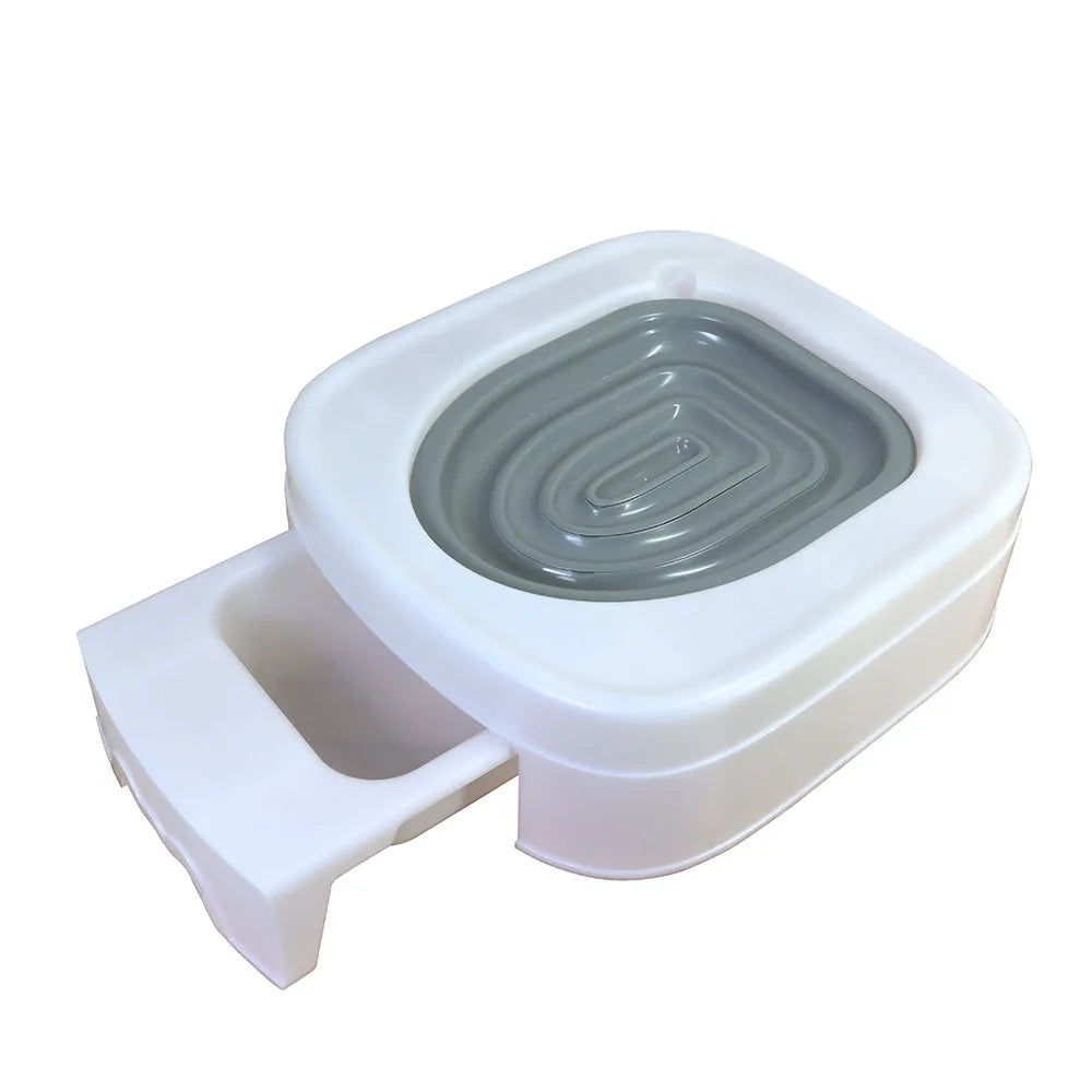 Weißer Katzen-Toilettentraining-Kit mit abnehmbarem Untersetzer für die Katzentoilette.