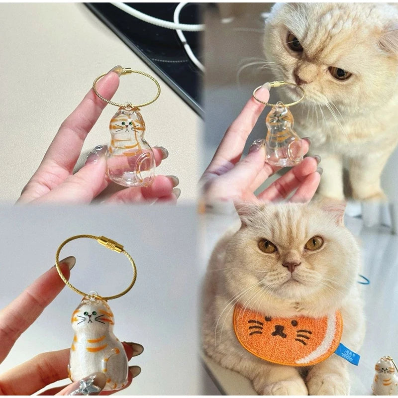 Ein Set aus Tierhaarkeychains mit Katzen, präsentiert in menschlichen Händen.
