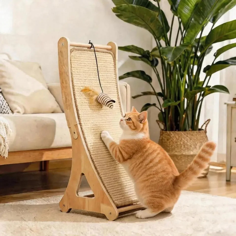 Un gato naranja y peludo juega en un rascador vertical de sisal natural en interiores.