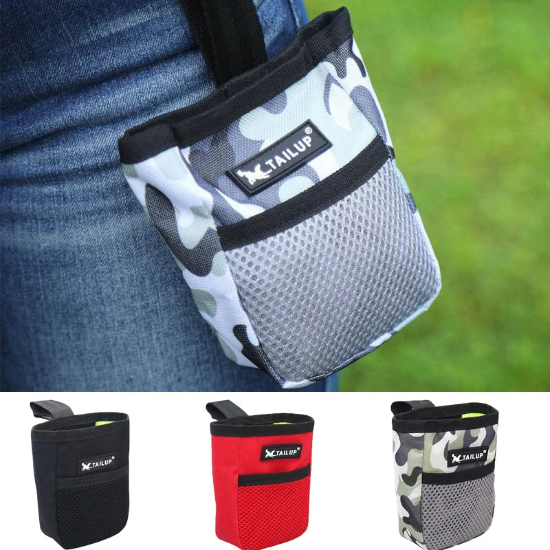 Sachets de récompenses pour l'entraînement de chien Tailup de différentes couleurs, présentés sur un fond en denim.