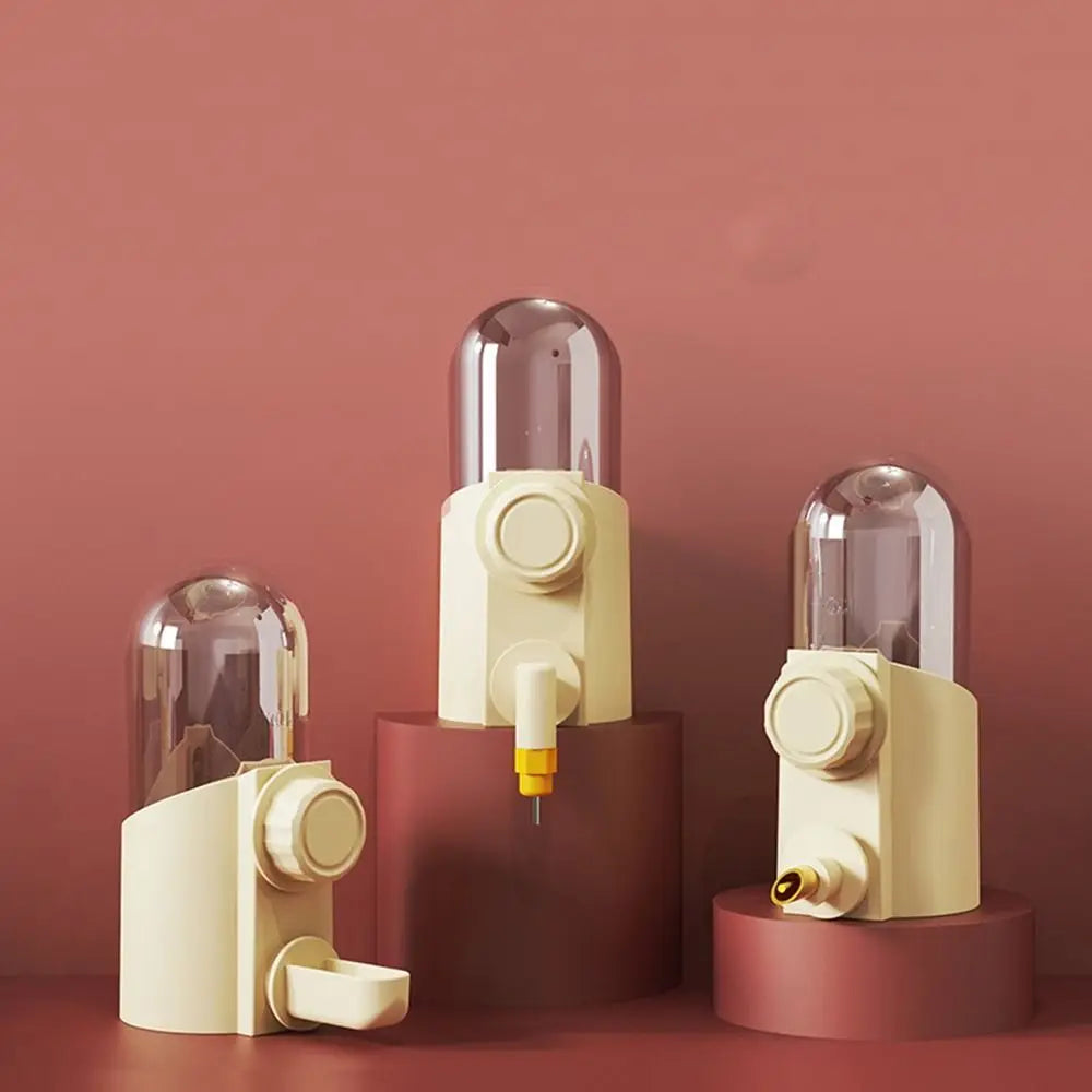 Ein Set wiederverwendbarer Vogeltränken in Beige- und Goldtönen vor pinkem Hintergrund.