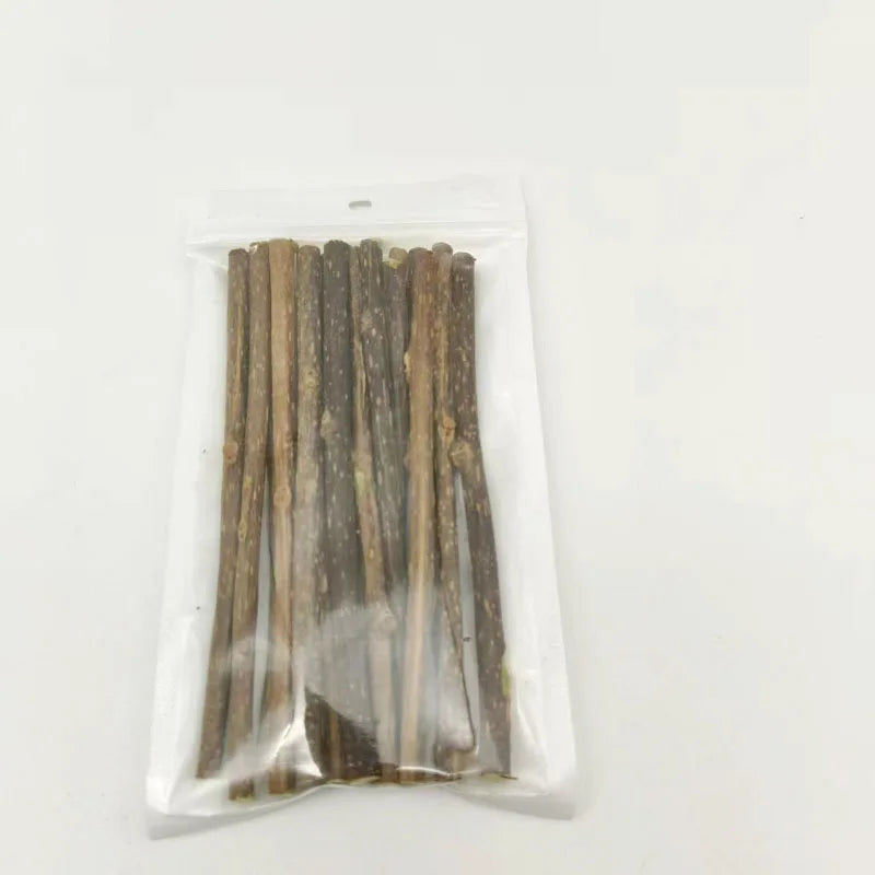 Klarer Plastiksack mit mehreren natürlichen Holzknabberstangen für Katzen.