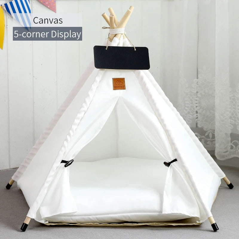 Tente tipi blanche à 5 coins avec coussin et panneau tableau noir.