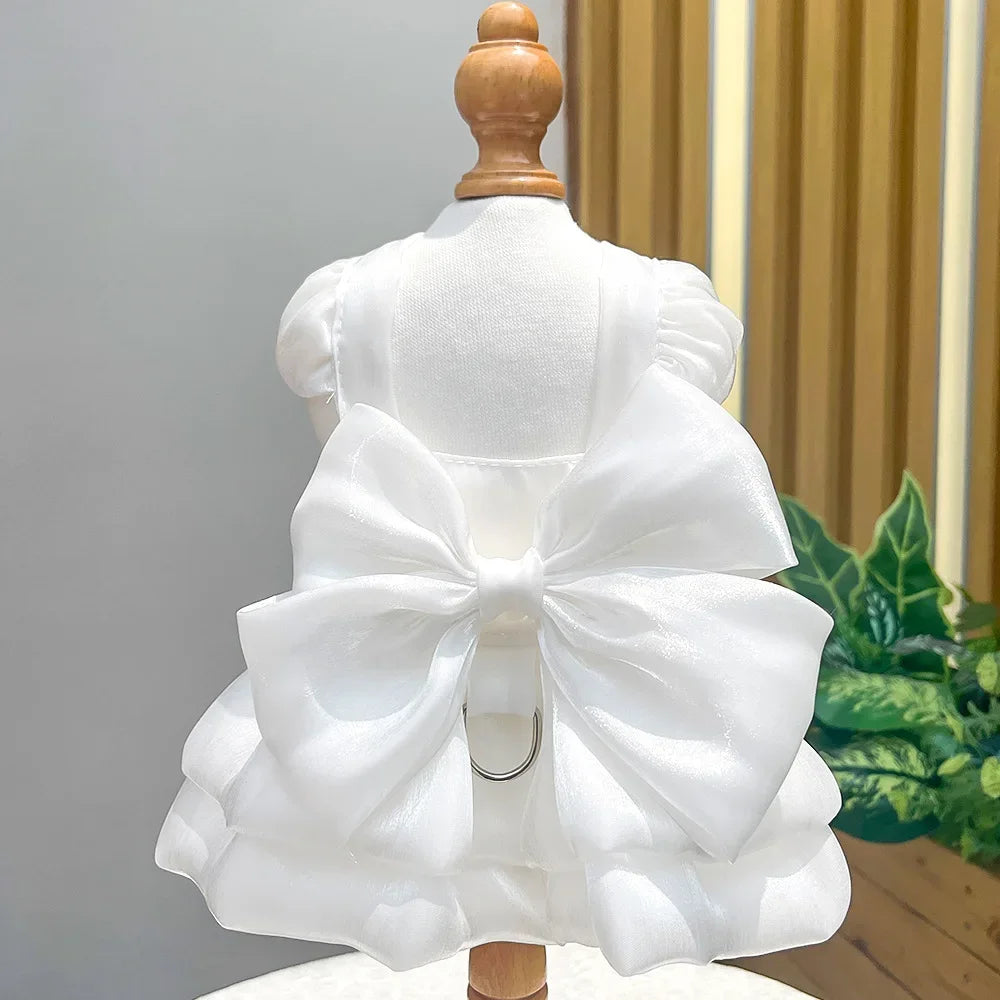 Weißes Satin-Hundkleid für einen kleinen Hund auf einem Mannequin.
