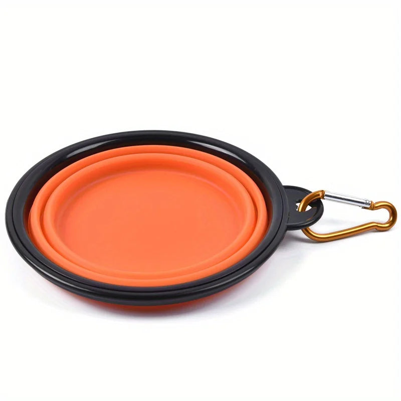 Orangefarbene Silikon-Hundreise-Schale mit schwarzem Rand und goldfarbener Schnalle.