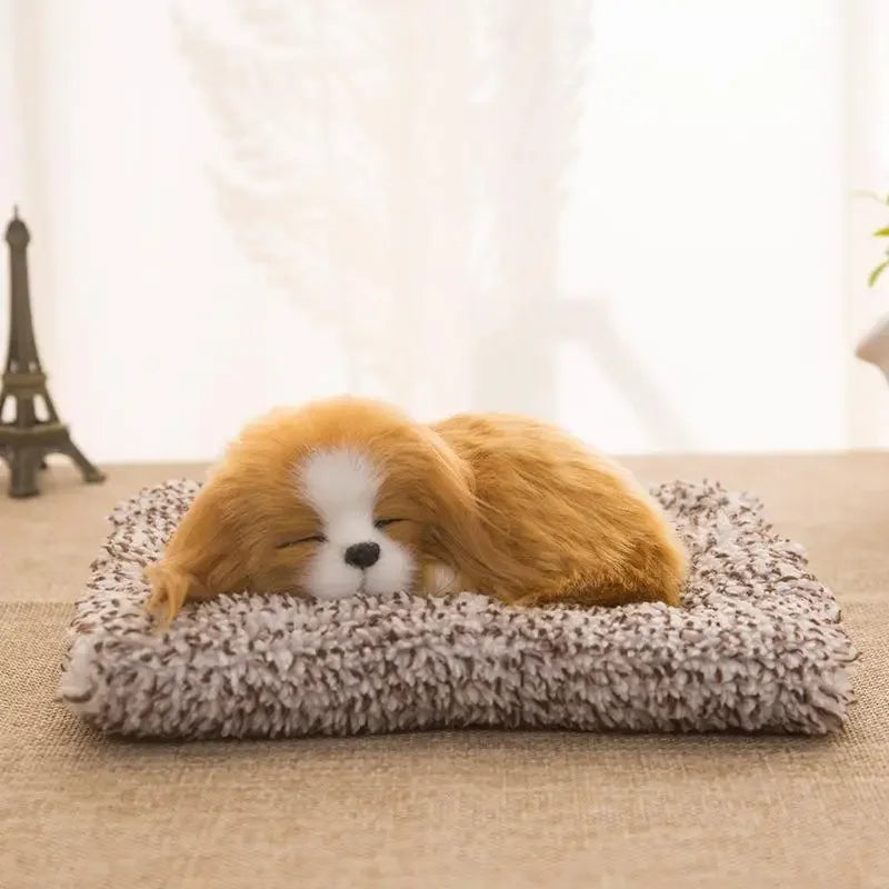 Flauschiges orange und weißes Schlaf-Plüschtier eines Hundes auf einer beige Oberfläche.