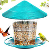 Nourrice à oiseaux waterproof turquoise suspendue, remplie de graines mélangées, pour décoration de jardin.