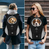 Eine Frau trägt einen bequemen Hundeträger-Rucksack mit Hundekopf-Design neben einer Treppe.