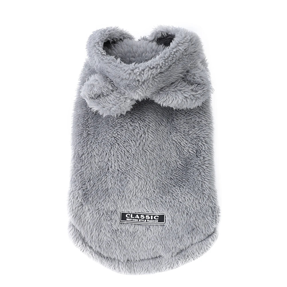 Manteau d'animal en peluche gris à capuche avec une bordure duveteuse et une étiquette noire.