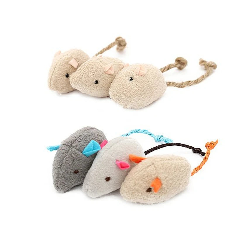Trois jouets de souris à la menthe de chat doux et de couleur brun clair avec des attaches à ficelle.
