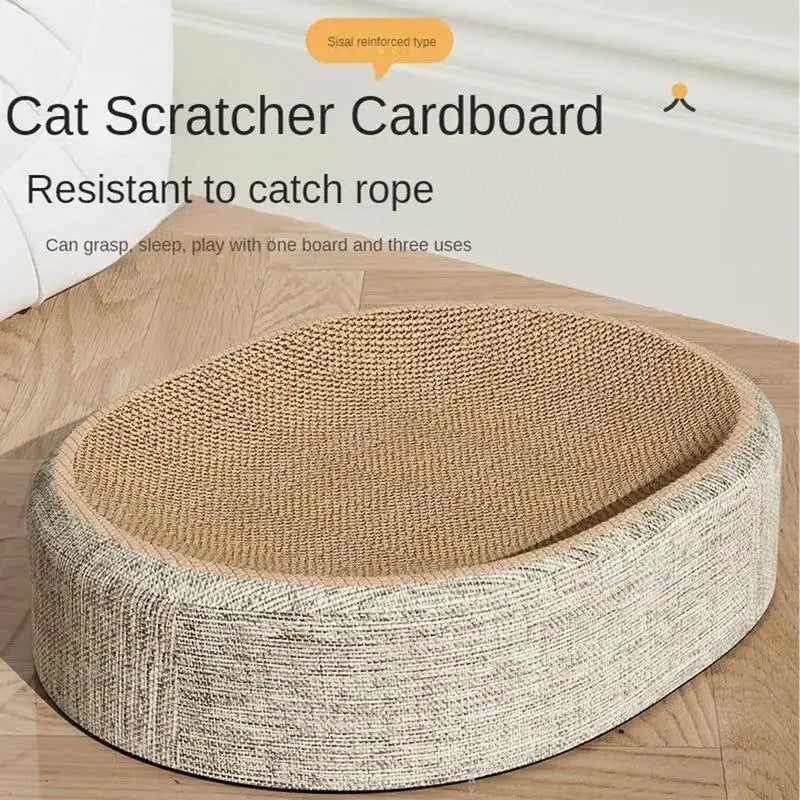 Un rascador de gatos redondo de cartón hecho de cuerda de sisal con un exterior tejido beige y gris.