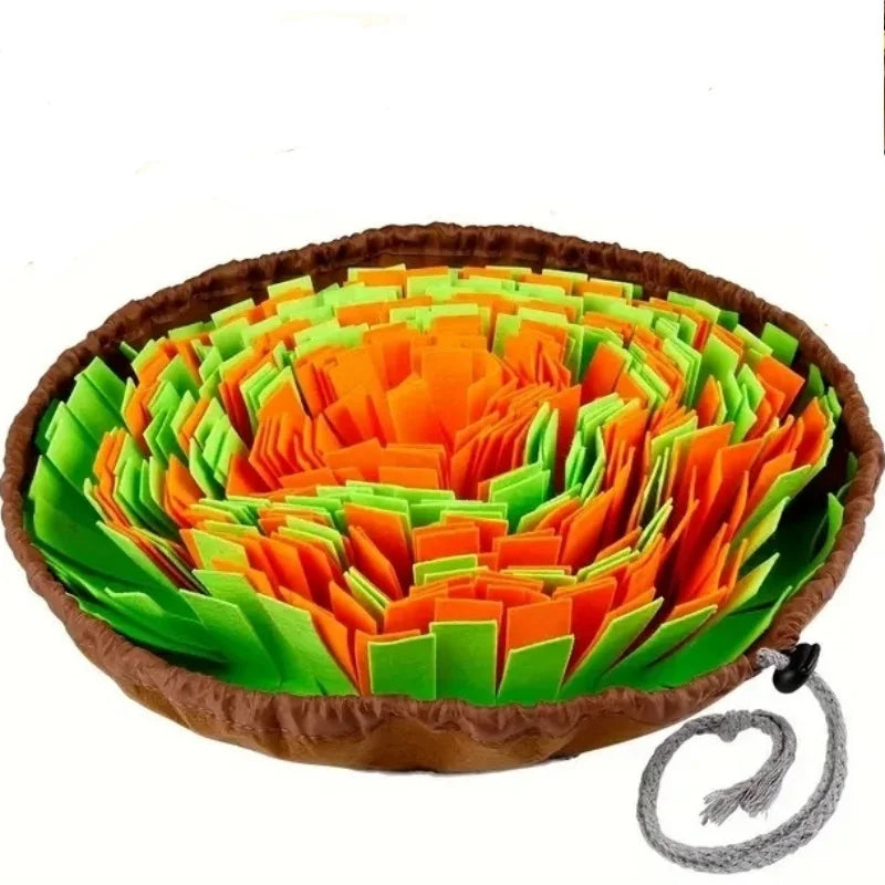 Alfombrilla doblada de fieltro de colores con capas naranja, verde y amarilla dentro de un anillo marrón.