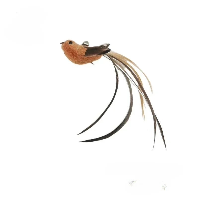 Kleiner brauner federartiger Spielzeugvogel mit langen Federn und einer Glocke.