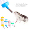 Eine Sammlung von hängenden Wasserfontänen und Flaschen für Hamster in verschiedenen Größen und Farben.