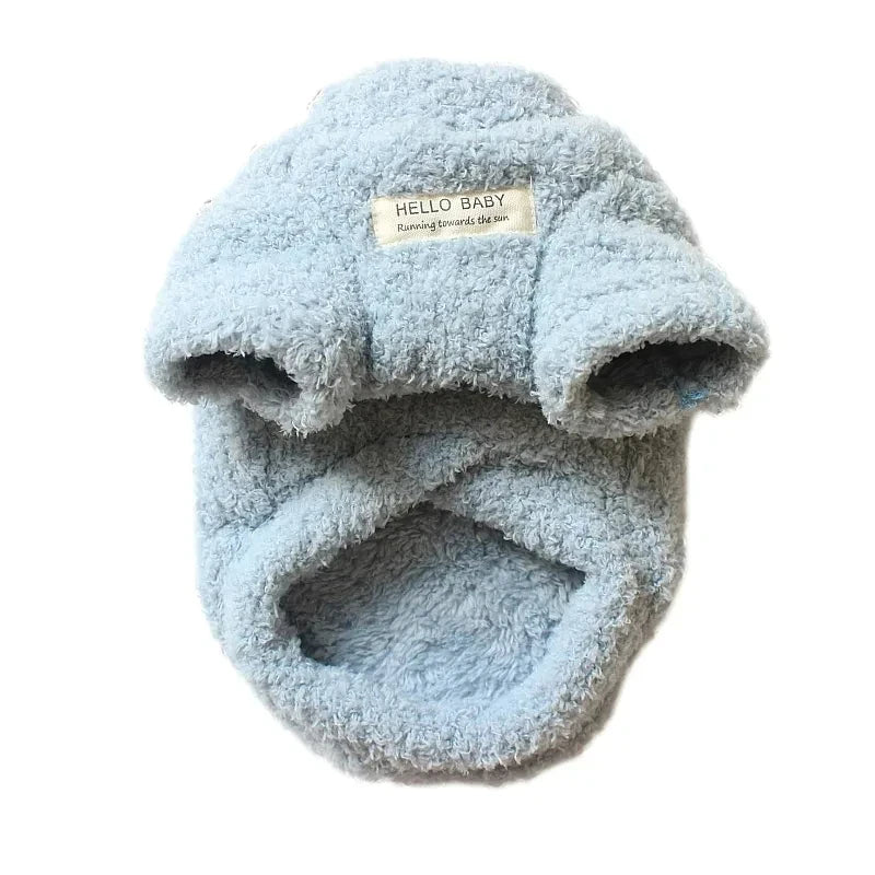 Abrigo esponjoso azul claro para bebé con capucha y abertura para la cabeza.