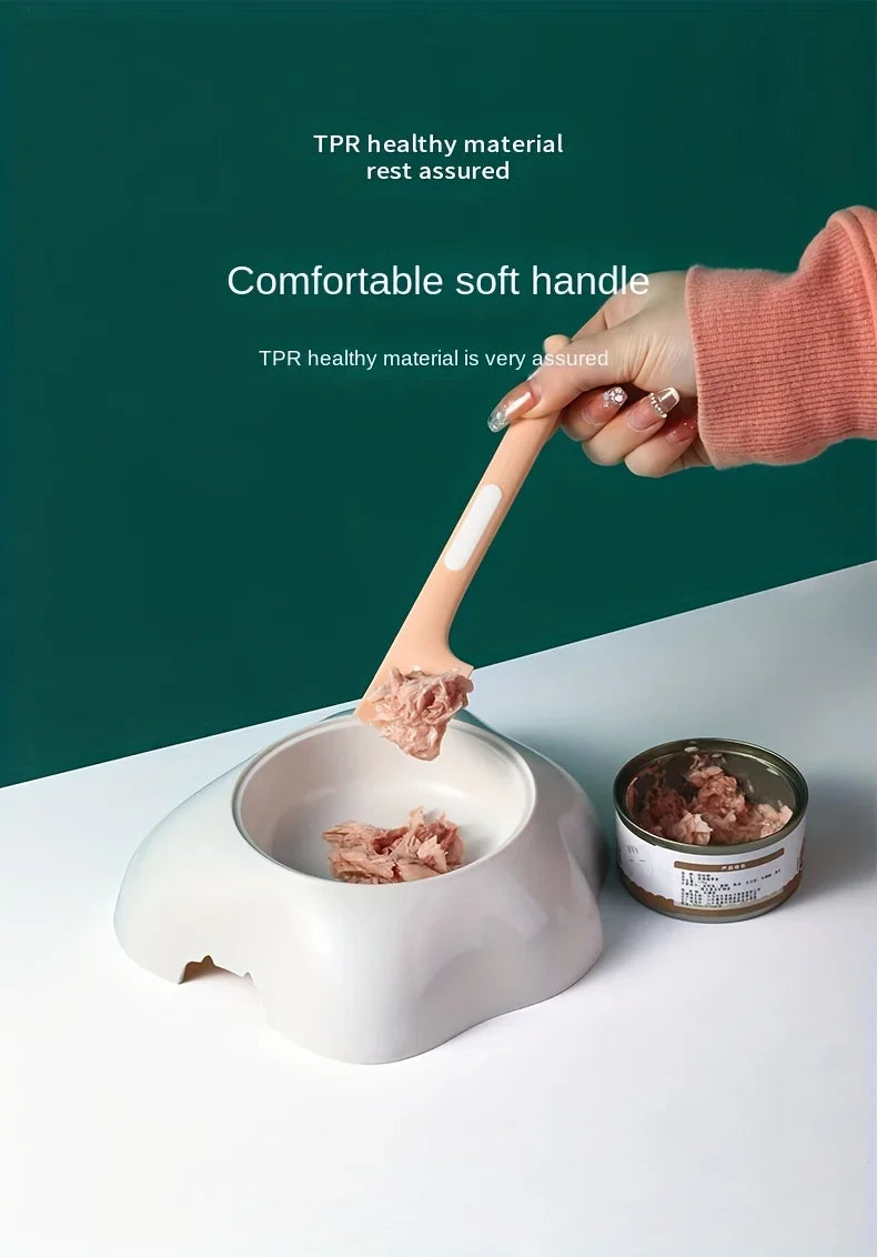 Eine Hand hält den weichen Griff eines weißen Löffels für Tierfutter, neben einer versiegelten Dose.