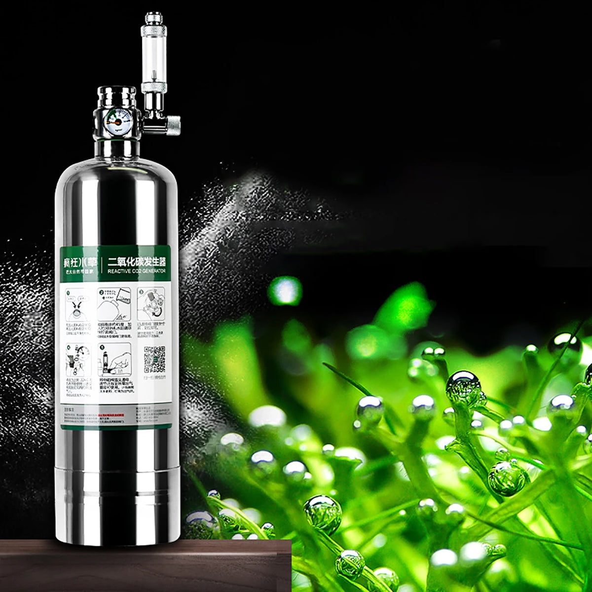Edelstahl-Aquarium CO2-Generatorflasche mit Metallregler vor grünem Wasserpflanzenhintergrund.