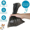 Eine Hand hält eine schwarze, dicke, undichte, umweltfreundliche Streicheltasche für Hunde oder Katzen.