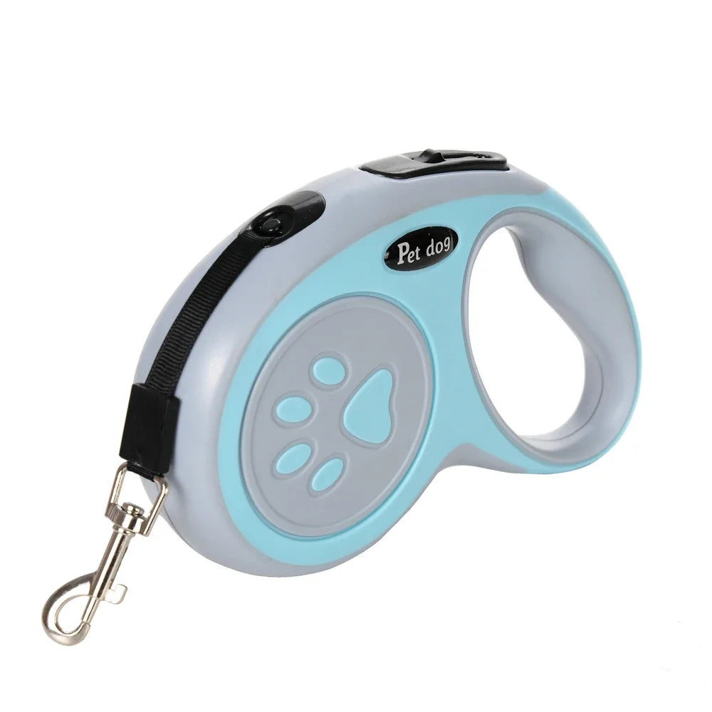 Correa retráctil de nylon azul claro y gris para mascotas con asa negra y clip de metal.