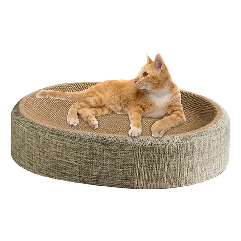 Un gato atigrado naranja está descansando sobre una estera ovalada de yute.