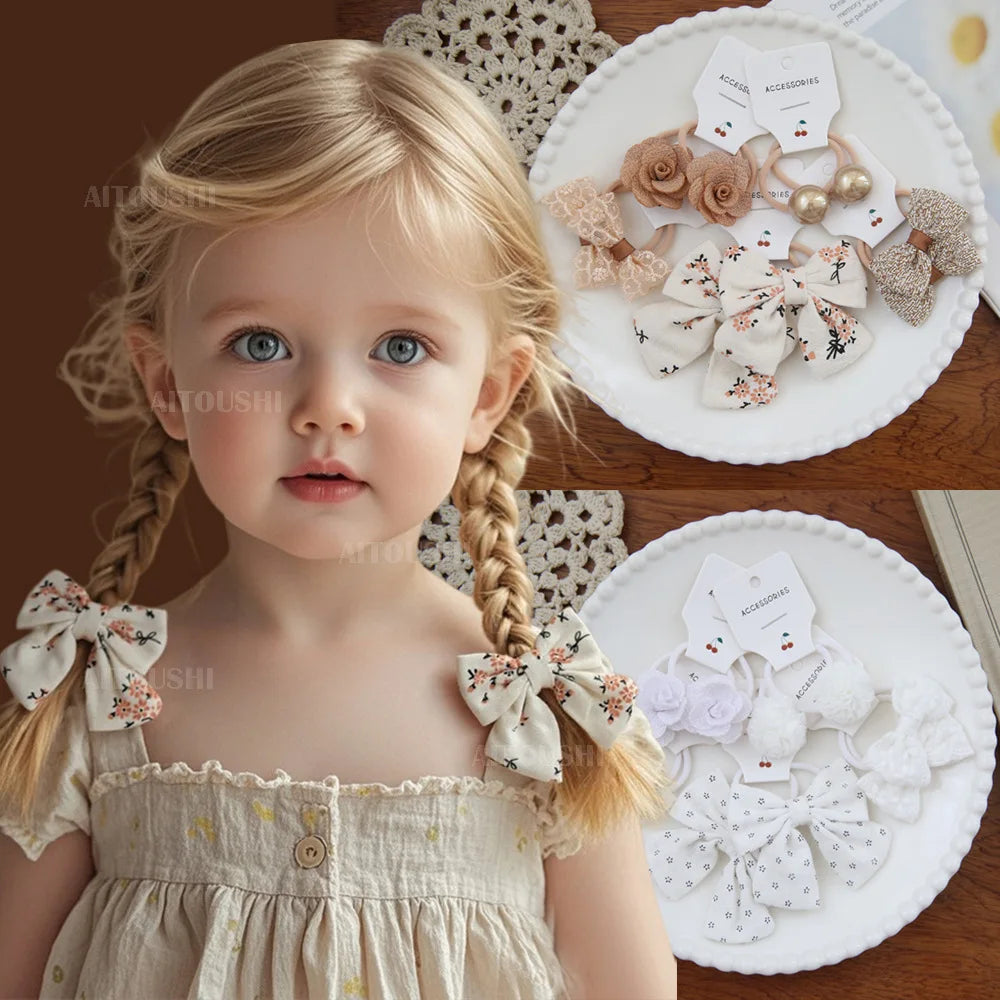 Une jeune fille modélise des nœuds pour cheveux élastiques et des accessoires sur une assiette blanche.