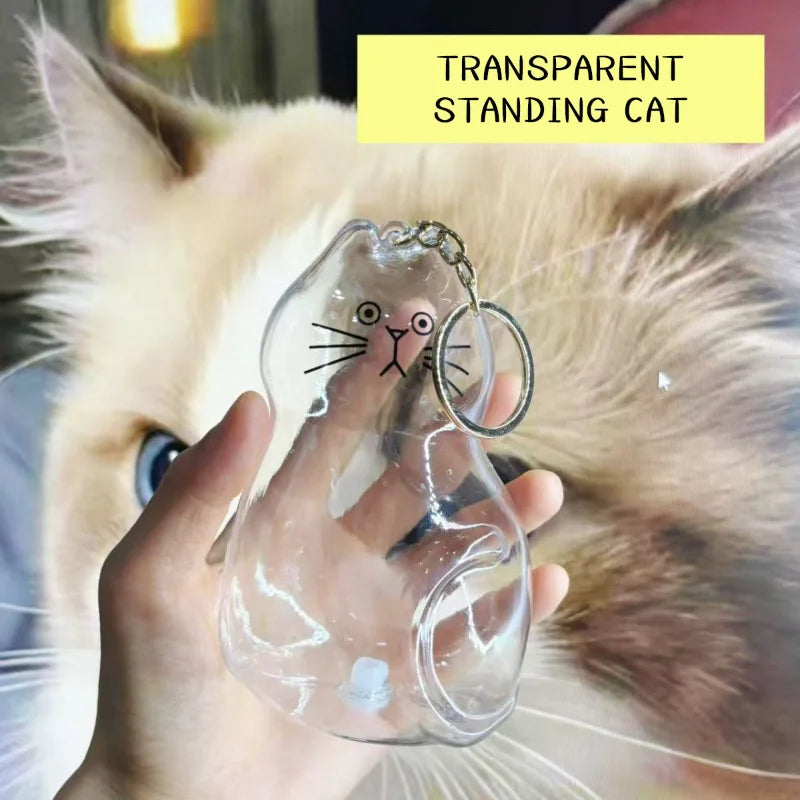 Eine Hand hält eine transparente Silikon-Katzenfigur, verwendet als Schlüsselanhänger für Tierhaare.