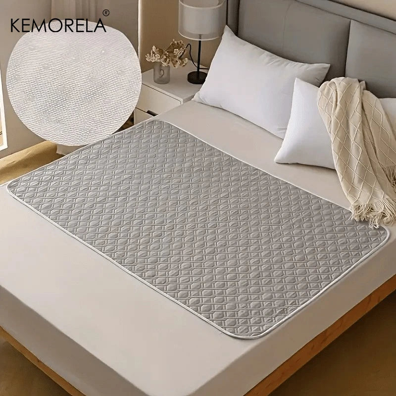 Un tapis réutilisable gris et matelassé pour l'éducation des animaux, posé sur une table blanche avec des lampes et coussins 