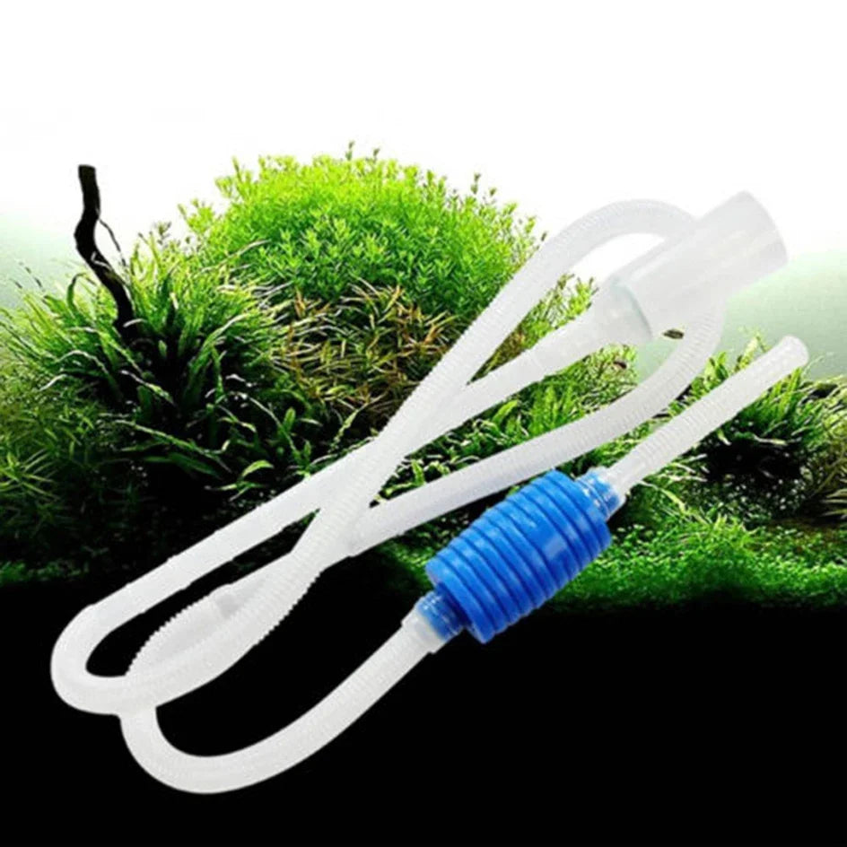 Weißes Silikon-Siphon-Reinigungsschlauch mit blauem Stecker auf grünem Moos.