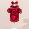 Rotes Satin-Hundpyjama-Set mit passender Schleife, präsentiert auf einem weißen Mannequin.