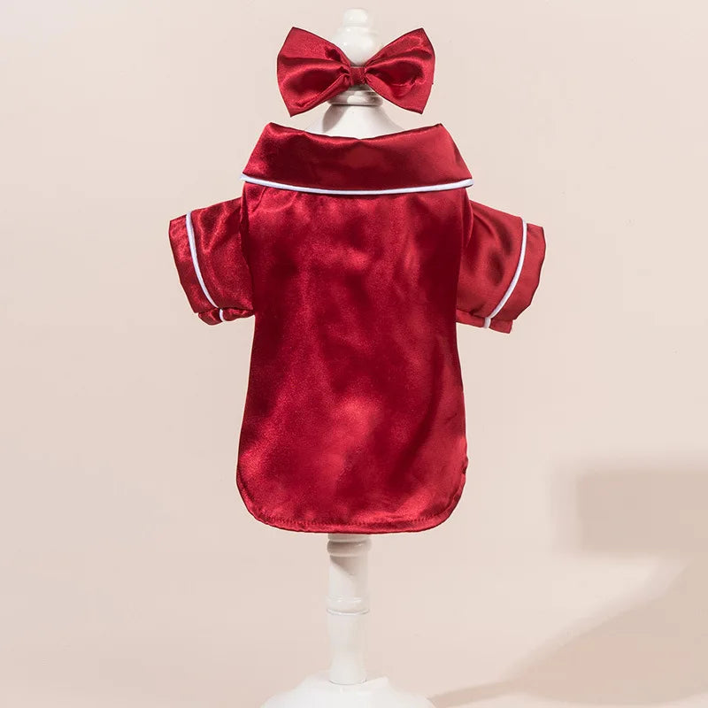 Rotes Satin-Hundpyjama-Set mit passender Schleife, präsentiert auf einem weißen Mannequin.