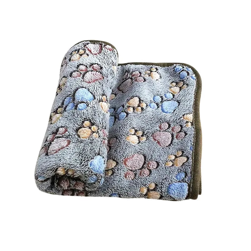 Weiches Korallen-Fleece-Tierdecke mit strukturiertem grauem Stoff und spärlichen Pfotenabdrücken in Rosa-, Blau- und Beige-Tö