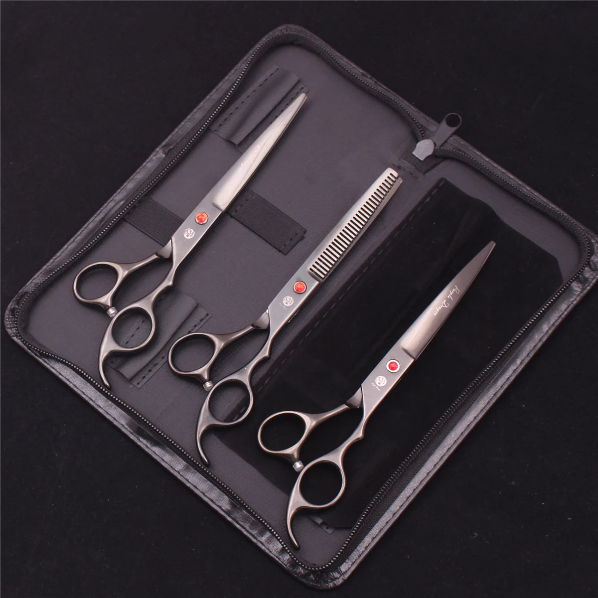 Set de tijeras profesionales de acero inoxidable para aseo de mascotas, guardadas en una bolsa con cremallera negra.