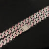 Nahaufnahme einer Diamant-Kettenkette mit rosa und weißen Diamanten auf schwarzem Hintergrund.