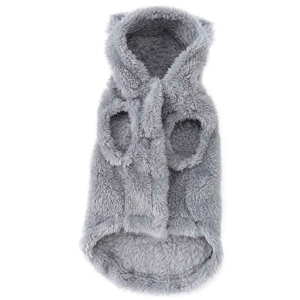 Manteau de peluche gris à capuche avec une apparence texturée et duveteuse.