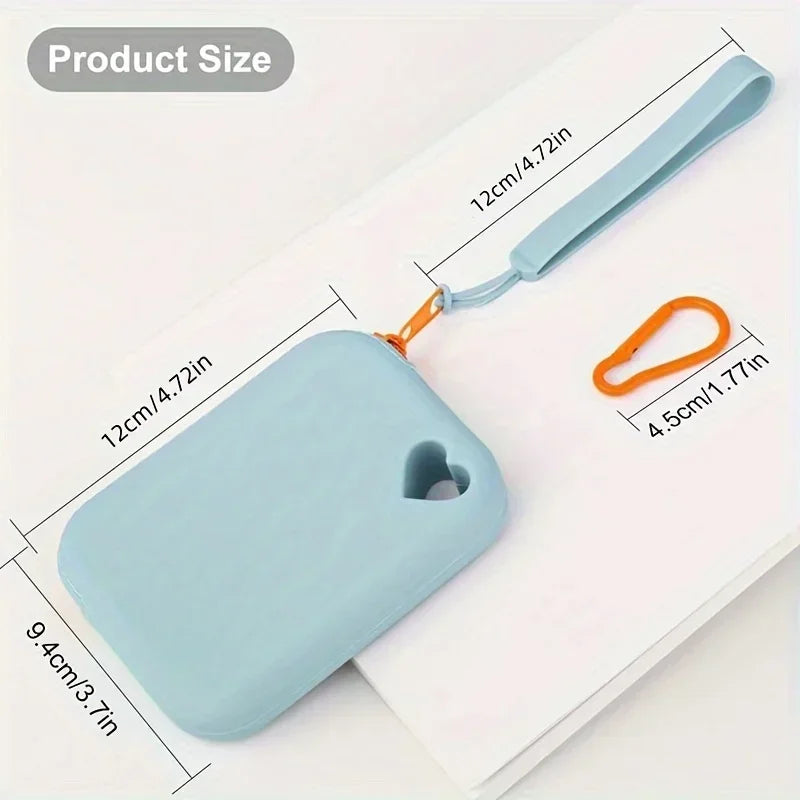 Bolsa de golosinas para perro de silicona azul claro con correa naranja junto a una regla para referencia de tamaño.