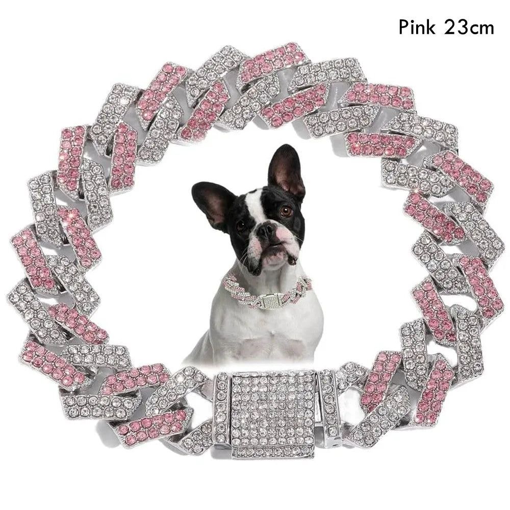 Pinker Diamant-Kettenschlauch für Hundehalskette, getragen von einem Hund