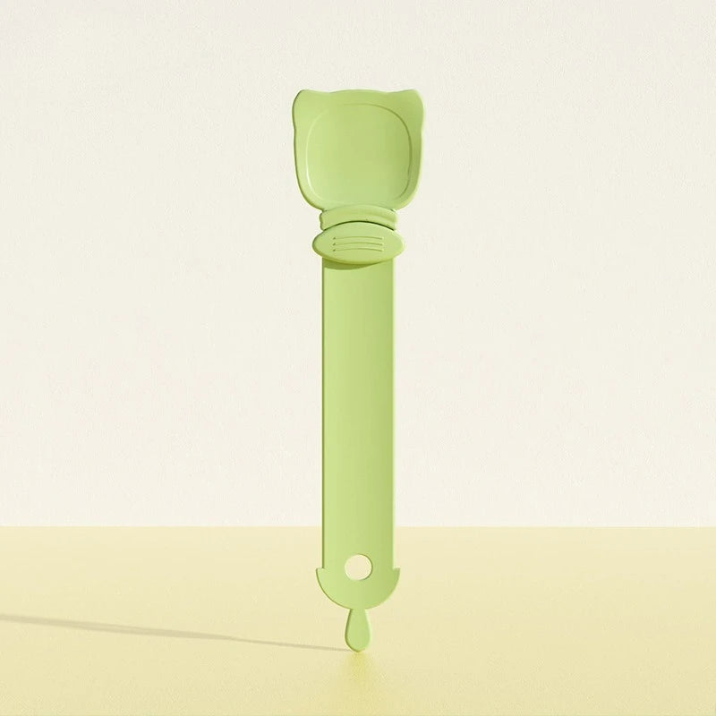 Cuchara de mango largo y verde claro, diseñada para alimentar comida de gato.