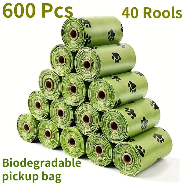 Una pila de 40 rollos de bolsas para excrementos biodegradables de color verde claro.