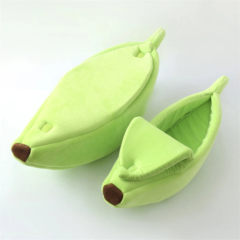 Un lit pour chat en forme de banane vert lime avec un nez brun, vue de dessus.