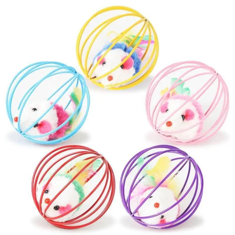 Eine Sammlung bunter, kugelförmiger Metall-Maus-Katzen-Spielzeuge in Gelb, Pink und Lila.