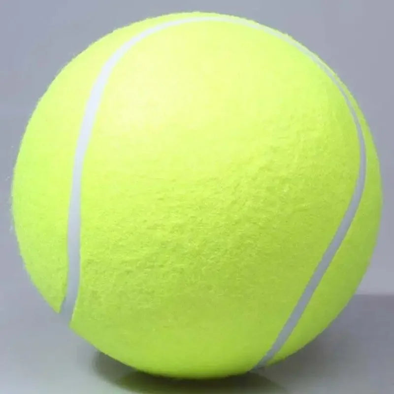 Helles neongelbes aufblasbares Hundespielball vor grauem Hintergrund.