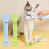 Una mano alimenta a un gato blanco con una cuchara de comida de mango largo, con componentes de silicona azul y verde.