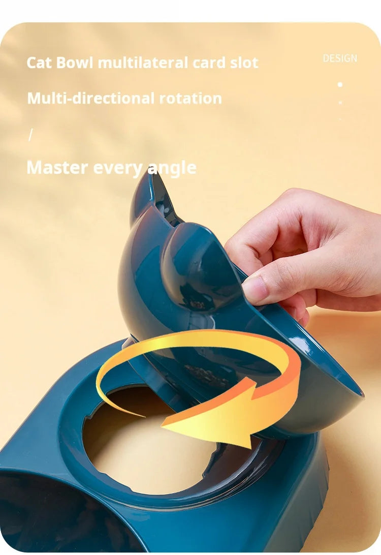 Eine Hand dreht eine blaue Katzenschale mit multifunkteller Kartenöffnung.