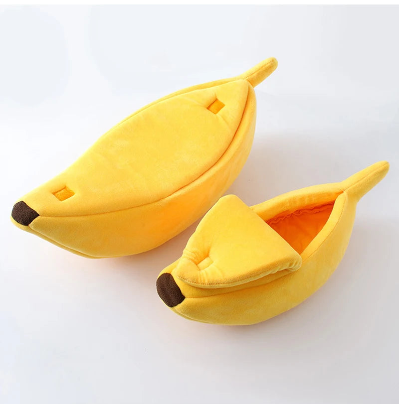 Un lit pour animal de compagnie jaune en forme de banane avec museau et oreilles sur fond blanc.