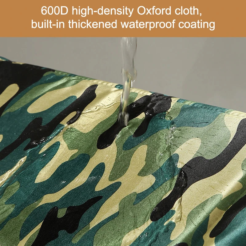 Gros plan sur un tissu camouflage vert olive et beige avec une goutte d'eau qui coule dessus.
