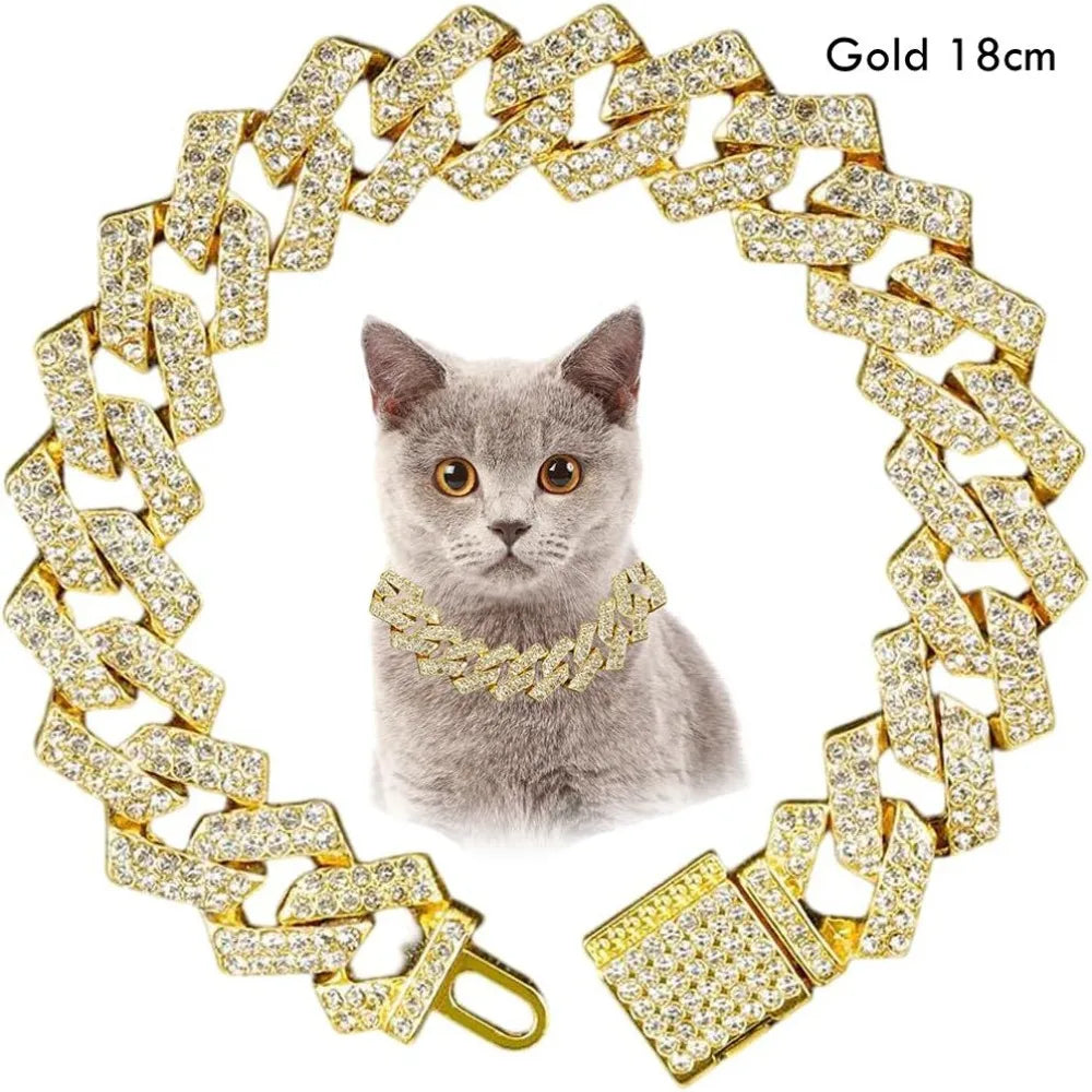 Goldener Diamantkettenanhänger als Halsband für einen grauen Kater