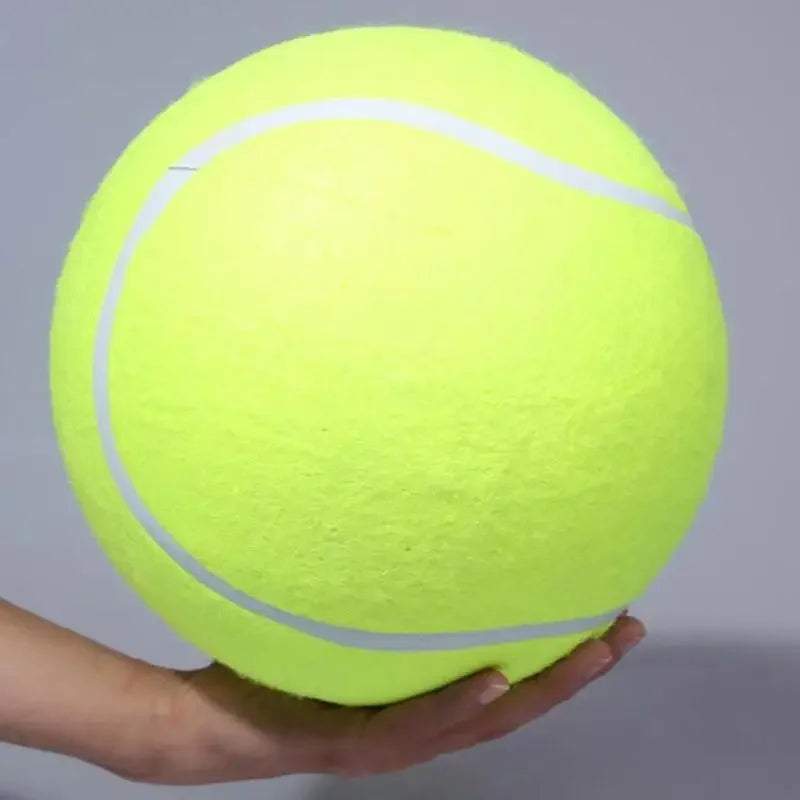 Eine leuchtend neongelbe aufblasbare Hundebälletennisball wird in einer Hand gehalten.
