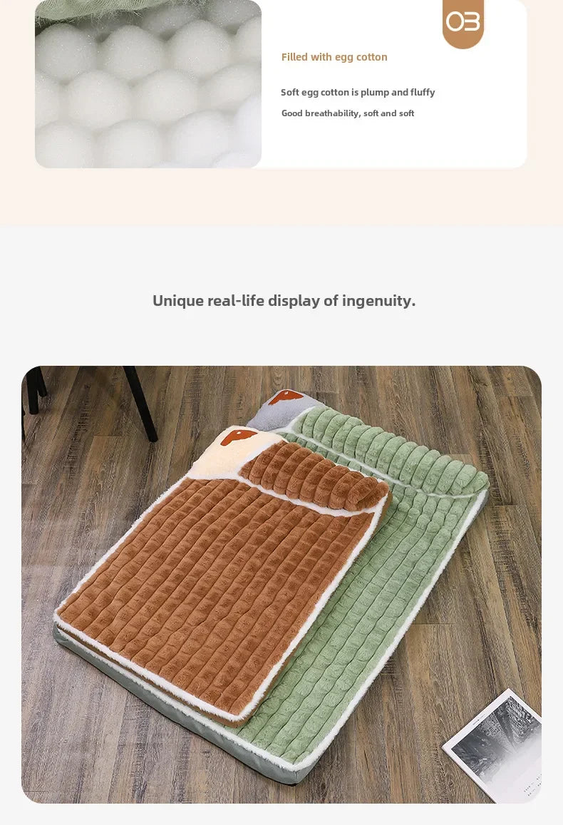 Un lit pour chien d'hiver marron et vert avec housse amovible posé sur un plancher en bois.
