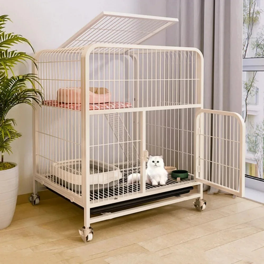 Cage pour chat à deux étages en bois clair avec panneaux en maille et ouverture de fenêtre, montré à l'intérieur.